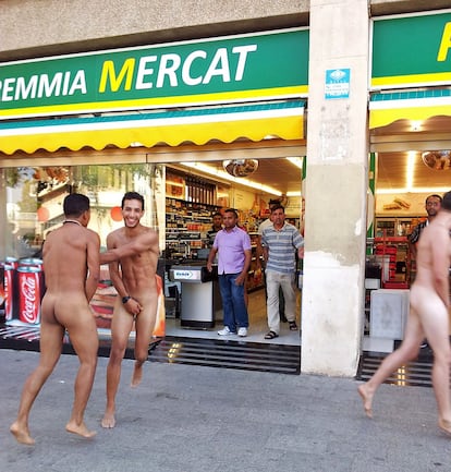 Unos jóvenes turistas entran desnudos en un supermercado de la Barceloneta.