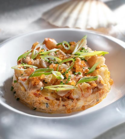 La ensaladilla de gambas con kimchi es la preferida del chef Chema Soler, y la receta está incluida en su libro 'Las mejores ensaladillas' (Libros Cúpula).