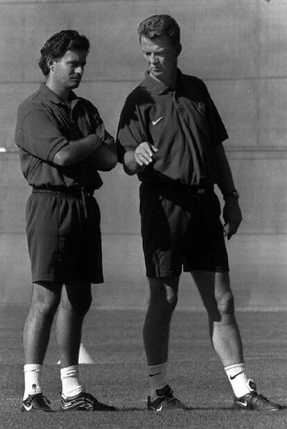 Mourinho y Van Gaal, en un entrenamiento del Barça en 1998.