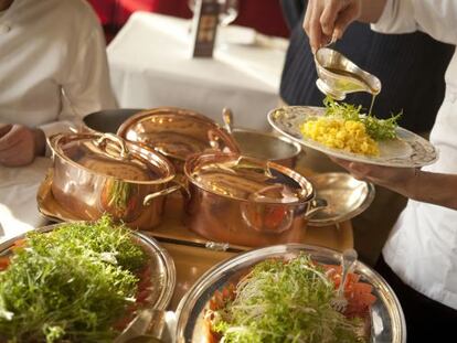 Restaurante Le Grand V&eacute;four, en Par&iacute;s. Fisher escribe sobre &ldquo;la fuerza y el misterio que encierran&rdquo; actos b&aacute;sicos como dividir el pan o servirse de una misma ensaladera. &nbsp;