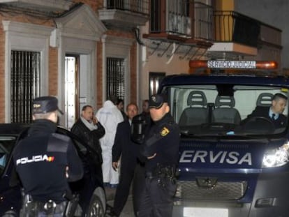 Dispositivo policial, la noche del viernes, frente a la casa en la que se cometió el triple crimen.