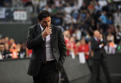 Xavi Pascual gesticula durante el partido.