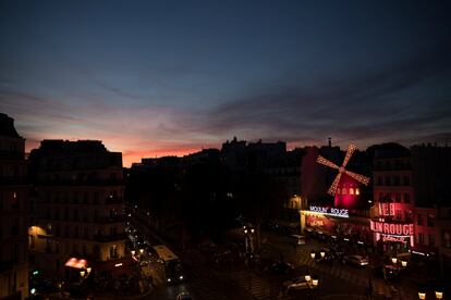 La puesta de sol en el Moulin Rouge en París, el 10 de septiembre de 2018.