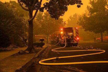 Fotografia deste domingo, em Hill Road em Healdsburg (Califórnia). À situação de acolor dos últimos dias foram adicionadas rajadas de vento sem precedentes durante o fim de semana ao norte de São Francisco. Este é um fenômeno comum nesta época do ano, mas, segundo especialistas, é produzido com condições excepcionais de força e duração. No norte, eles são chamados de ventos Diablo e, no sul, ventos de Santa Ana, e consistem em fortes rajadas que vão do deserto à costa, secando a vegetação em seu caminho. Qualquer fagulha pode levar a um incêndio fatal.