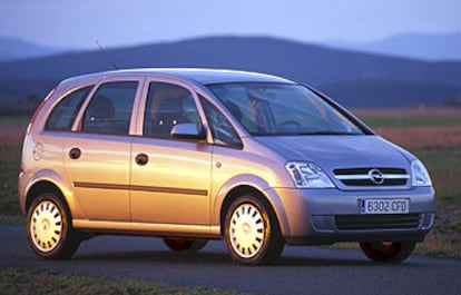 La base mecánica del Corsa, con una carrocería monovolumen. El Meriva tiene una línea equilibrada, pero no destaca por su atractivo. El frontal y las tres ventanillas laterales son sus notas distintivas.