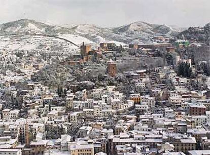 Panorámica de la Alhambra de Granada al pie de Sierra Nevada, donde la nieve alcanzó los dos metros.