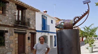 Salvador Moll&agrave;, junto a una de sus obras, en D&eacute;nia. 