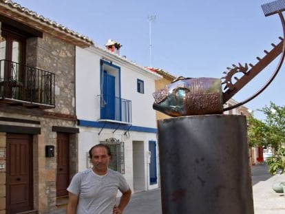 Salvador Moll&agrave;, junto a una de sus obras, en D&eacute;nia. 