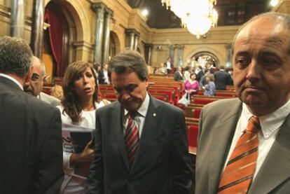 El presidente catalán, Artur Mas (centro), entre Alicia Sánchez-Camacho (PP) y el consejero de Interior, Felip Puig, en el Parlamento.