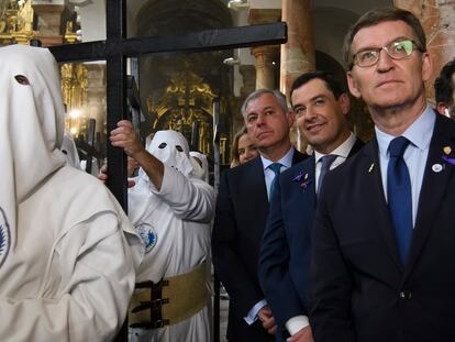 El presidente andaluz, Juanma Moreno (centro), el presidente del PP, Alberto Nuñez Feijóo (derecha), y el candidato de ese partido a la alcaldía de Sevilla, José Luis Sanz, asistiendo a la salida procesional de la Hermandad de La Candelaria de Sevilla.