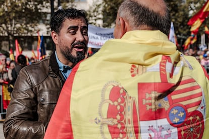 El eurodiputado Luis 'Alvise' Pérez, durante la manifestación para pedir elecciones generales, este domingo en la Plaza de Castilla de Madrid. 