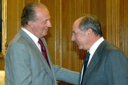 El rey Juan Carlos conversa con Rodrigo Rato durante la audiencia en el palacio de la Zarzuela.