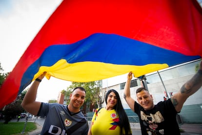 Stiven Salazar, Cristian Salazar y Paola Acevedo, todos de Pereira (Colombia), frente el estadio de Vallecas. 