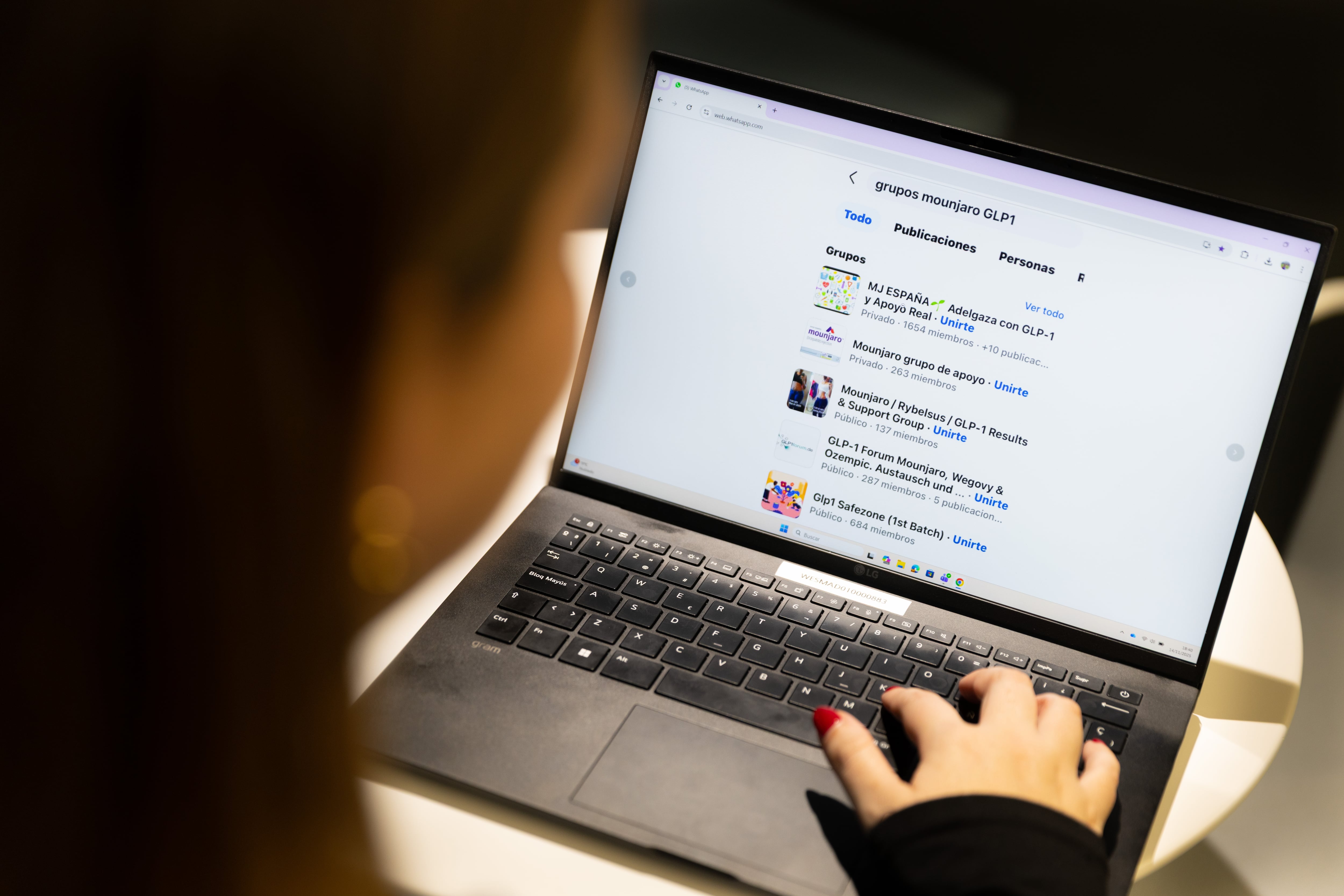 Una mujer busca grupos en donde se vende Mounjaro en redes sociales