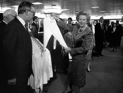 La primera ministra británica, Margaret Thatcher, mira un jersey de cuello alto en la inauguración de la tienda de la cadena inglesa Marks & Spencer en Galerías Preciados, durante su viaje oficial a España en septiembre de 1989.