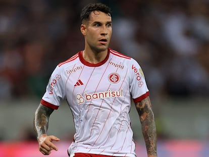 El futbolista Hugo Mallo, excapitán del Celta de Vigo, en 2023 durante un partido con el Internacional de Porto Alegre.