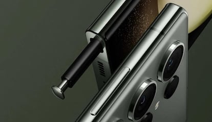 Teléfono Samsung Galaxy S24 con S Pen en su ranura integrada