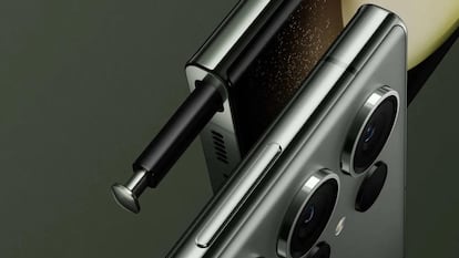 Samsung Galaxy S24 con S Pen en su ranura integrada