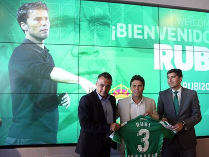 Rubi, con el secretario técnico Alexis Trujillo y el presidente Ángel Haro. 