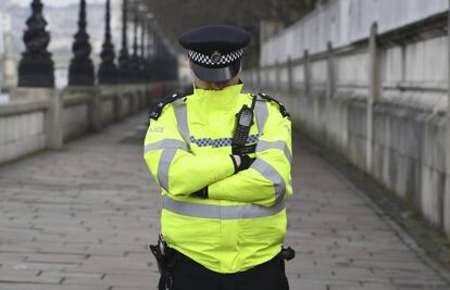 Un policía bloquea la entrada al puente Lambeth en Londres (Reino Unido), el 23 de marzo de 2017.