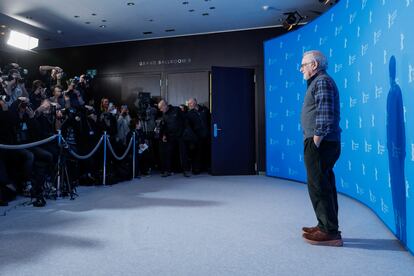 Steven Spielberg posa ante los fotógrafos antes de la rueda de prensa.