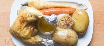 Pollo, verduras y salsa: lo tiene todo, papi.