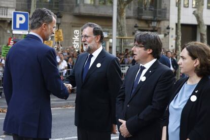 El Rey saluda a Rajoy, Puigdemont y Colau el pasado sábado en la manifestacón contra el terrorismo.