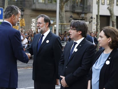 El Rey saluda a Rajoy, Puigdemont y Colau el pasado sábado en la manifestacón contra el terrorismo.
