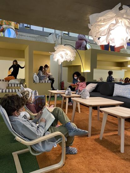 Niños leyendo o jugando en la sala de La Nube, de acceso libre cuando no hay actividades.