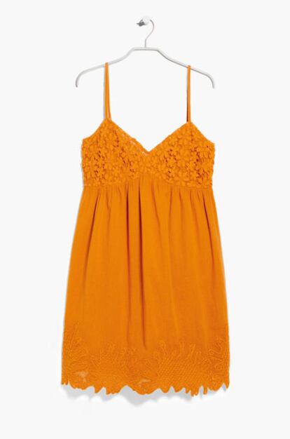 Vestido anaranjado con crochet en el escote de Mango (rebajado de 39,99 a 24,95 euros).