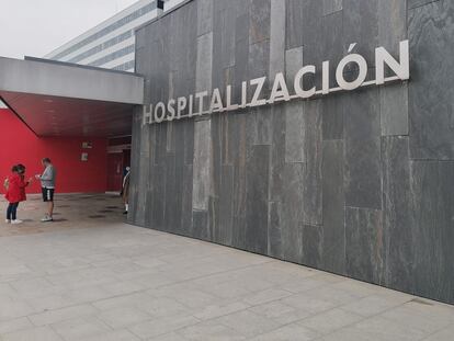 Entrada del Hospital Central Universitario de Asturias.