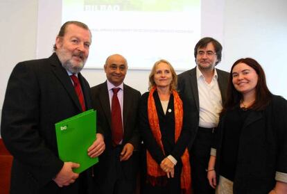 José Luis Sabas, a la izquierda, junto a expertos en el debate de ecosistemas.