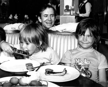 Anthony Perkins junto a sus hijos, Elvis y Osgood Perkins alrededor de 1970.