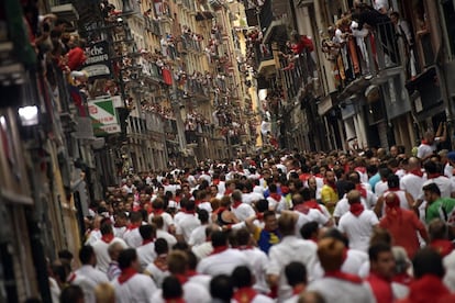 Las calles de Pamplona, abarrotadas de gente, antes del séptimo encierro de las fiestas de San Fermín.