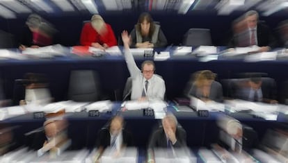 Eurodiputados participan en una votaci&oacute;n del Parlamento Europeo, en Estrasburgo, el pasado abril.