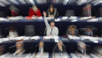 Eurodiputados participan en una votación del Parlamento Europeo, en Estrasburgo, el pasado abril.