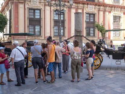 Un grupo de turistas por el casco histórico de Sevilla.