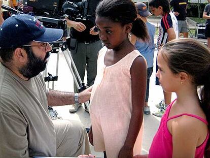 El director César Martínez Herrada, junto con Alba Imelda, una de las niñas protagonistas.