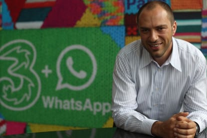 Es el fundador de la app de mensajería gratuita, Whatsapp. Tiene 39 años y su cuenta bancaria asciende a los 7.900 millones de dólares.