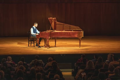 Otro momento de la interpretación de Benjamin Alard.