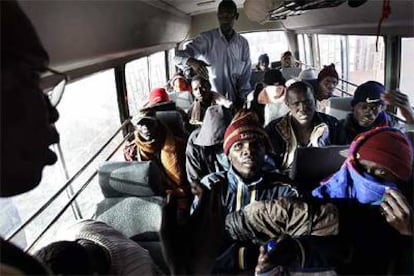 Un grupo de subsaharianos detenidos en Nuadibú cuando intentaban dirigirse a Canarias es trasladado en un autobús de la policía mauritana.