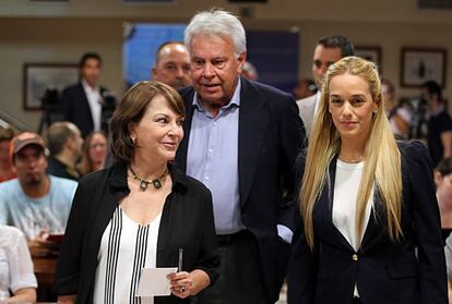 Lilian Tintori (d), esposa del opositor venezolano Leopoldo López, junto al expresidente del Gobierno Felipe González y Mitzy Capriles.