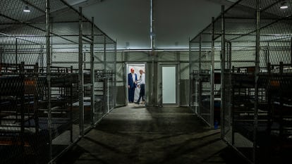 Interior del centro de detención para migrantes Alligator Alcatraz.