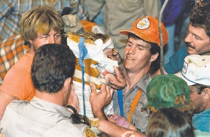 El momento del rescate Jessica McClure en octubre de 1987 en Midland (Texas).