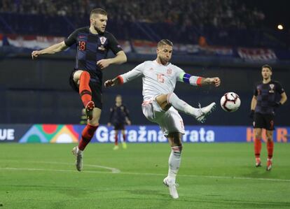 Sergio Ramos y Ante Rebic disputan el balón.