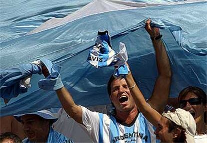 Aficionados argentinos animan a sus jugadores en el pabellón Martín Carpena, de Málaga.