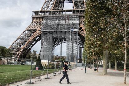 La Torre Eiffel fue evacuada este miércoles por una alerta de bomba, a través de una llamada anónima, en el interior del monumento, al que se desplazó un equipo de expertos para comprobar su veracidad. La normalidad quedó restablecida durante la tarde.