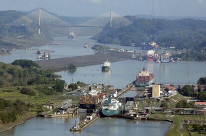 Una panorámica del sistema de esclusas del Canal de Panamá.