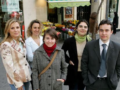 De izquierda a derecha, Abigaíl Huertas, Inmaculada Palanca, Susana Cruvilles, Maite Martín y Teodoro Uría, del equipo de salud mental.