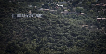 El cartel hollywoodiense de Cotos de Monterrey, una urbanización de Venturada, se ve desde kilómetros de distancia. Ha destacado sobre los vecindarios cercanos durante sus cinco décadas de existencia: una urbanización "privilegiada" en medio de la Sierra Pobre.